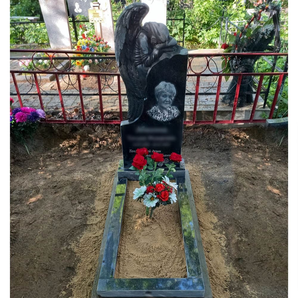 Резной гранитный памятник с гравировкой