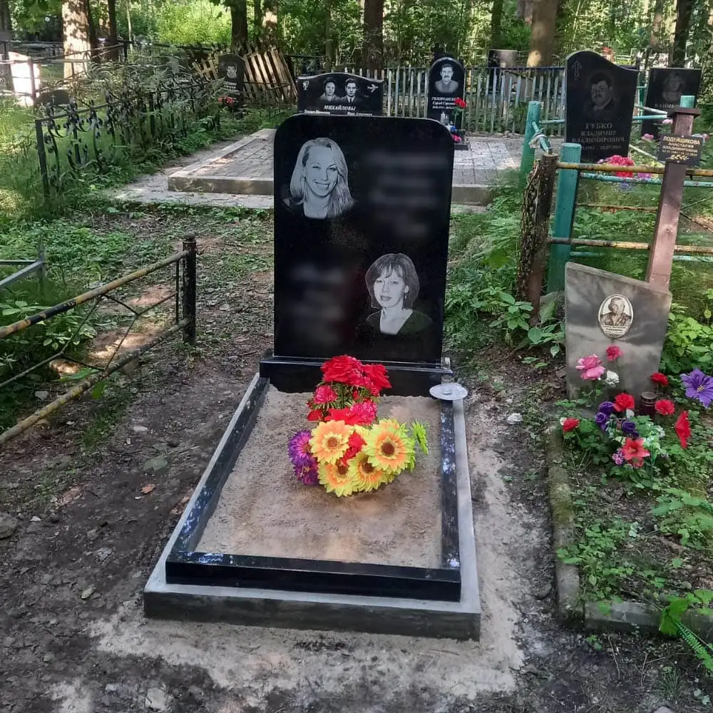 Семейный гранитный памятник с гравировкой