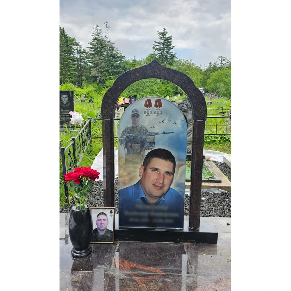 Пример установленного портрета на стекле на памятнике