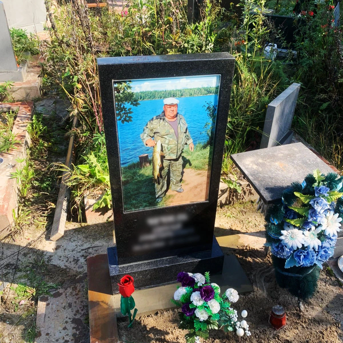 Пример установленного портрета на стекле на памятнике